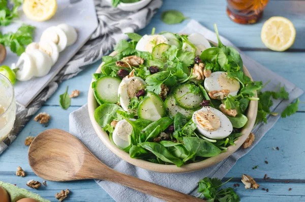 Insalata di spinaci con uova fatte in casa — Foto Stock