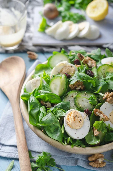 Insalata di spinaci con uova fatte in casa — Foto Stock