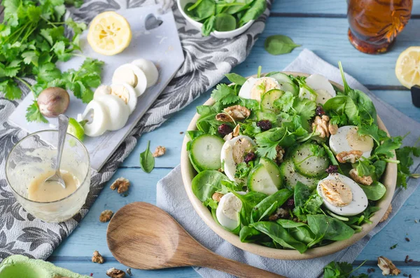 Zelfgemaakte eieren spinazie salade — Stockfoto