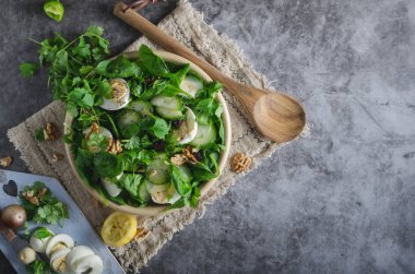 Ev yapımı yumurta ıspanak salatası