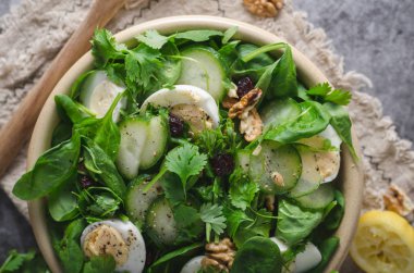 Ev yapımı yumurta ıspanak salatası