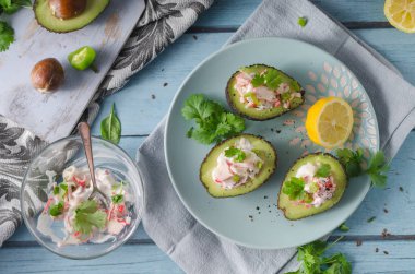 Yengeç eti ile delish dolu avokado