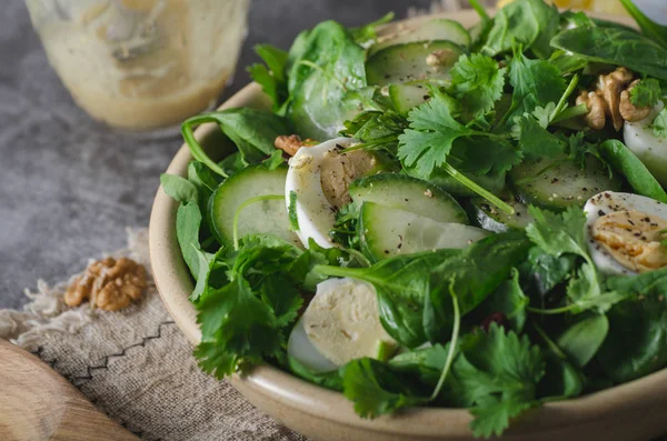 Insalata di spinaci con uova fatte in casa — Foto Stock