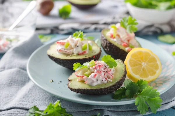 Delish wypełnione awokado z mięsa krabów — Zdjęcie stockowe