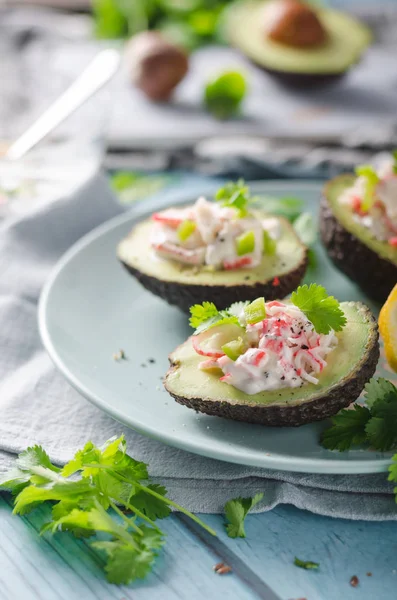 Delish gevulde avocado met krab vlees — Stockfoto