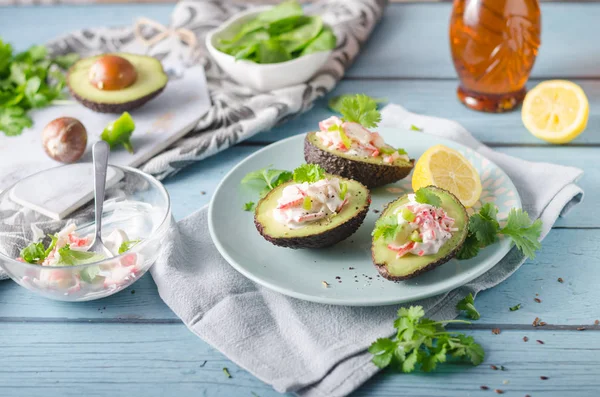 Delish abacate cheio com carne de caranguejo — Fotografia de Stock