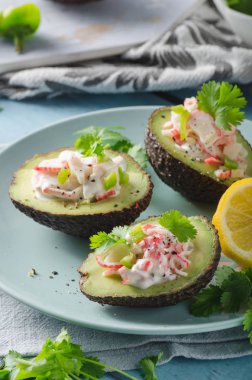 Yengeç eti ile delish dolu avokado