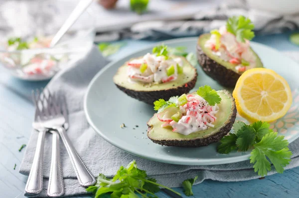 Delish wypełnione awokado z mięsa krabów — Zdjęcie stockowe