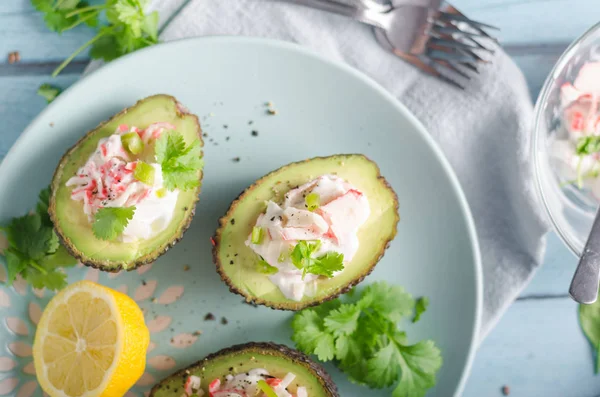 Delish wypełnione awokado z mięsa krabów — Zdjęcie stockowe