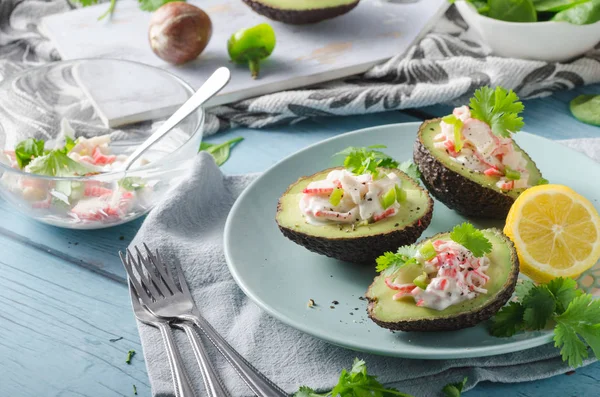Delish gevulde avocado met krab vlees — Stockfoto