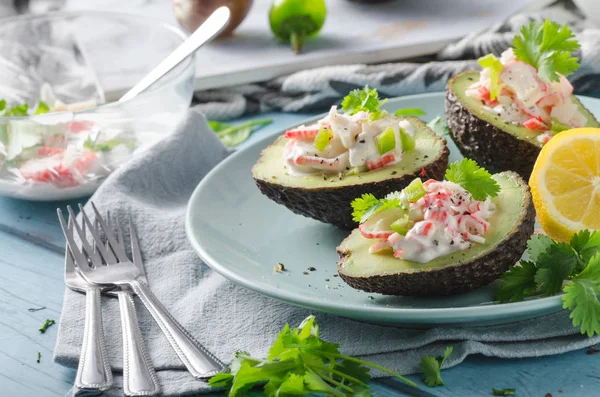 Delish gefüllte Avocado mit Krabbenfleisch — Stockfoto