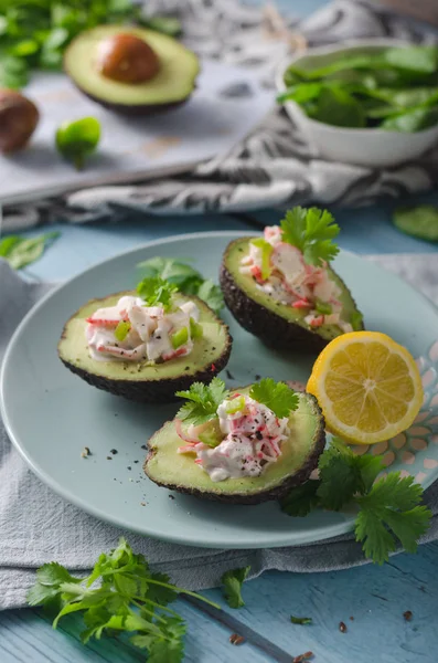 Delish gefüllte Avocado mit Krabbenfleisch — Stockfoto
