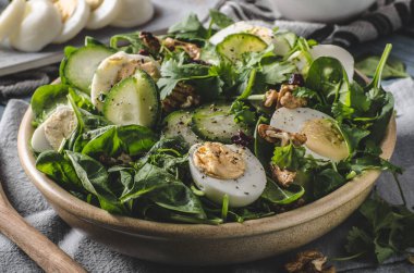 Ev yapımı yumurta ıspanak salatası