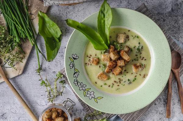 Bärlauch und Kräutersuppe — Stockfoto