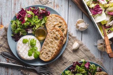 Ballı ızgara camembert peyniri