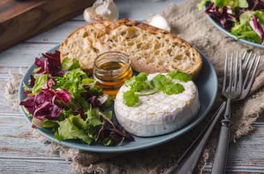 Ballı ızgara camembert peyniri
