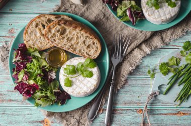 Ballı ızgara camembert peyniri