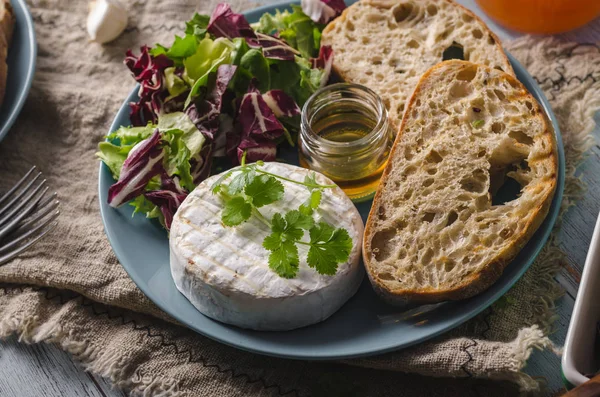 Gegrilde Camembert-kaas met honing — Stockfoto