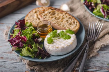 Ballı ızgara camembert peyniri