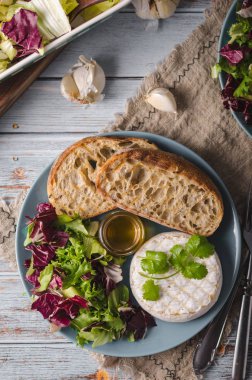 Ballı ızgara camembert peyniri