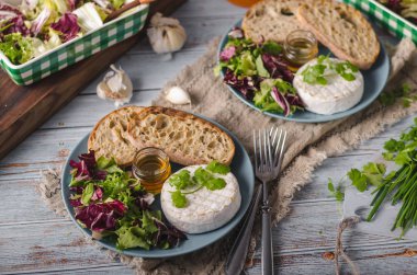 Ballı ızgara camembert peyniri