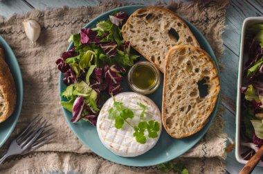 Ballı ızgara camembert peyniri