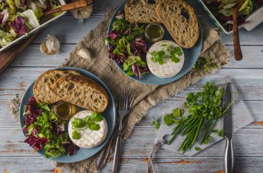 Ballı ızgara camembert peyniri