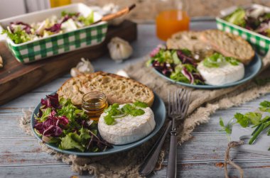 Ballı ızgara camembert peyniri