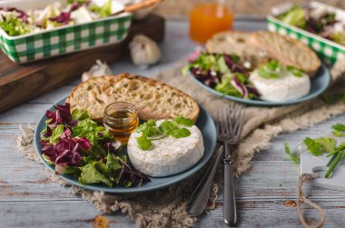 Ballı ızgara camembert peyniri
