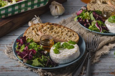 Ballı ızgara camembert peyniri