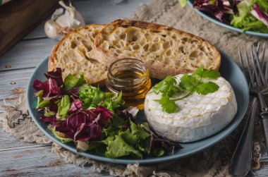 Ballı ızgara camembert peyniri