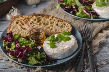 Ballı ızgara camembert peyniri