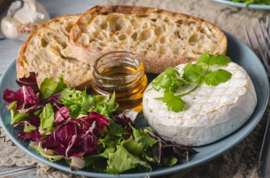 Ballı ızgara camembert peyniri