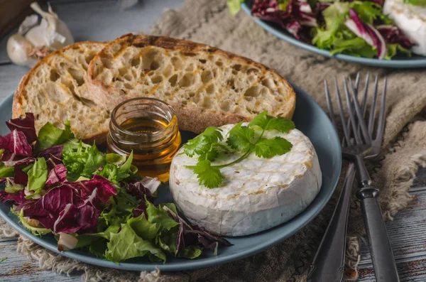 Gegrilde Camembert-kaas met honing — Stockfoto