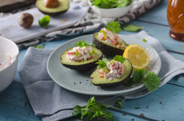 Delish gevulde avocado met krab vlees — Stockfoto