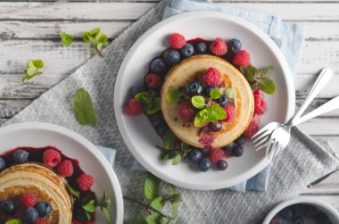 Orman meyve soslu krep