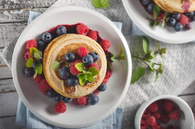 Orman meyve soslu krep