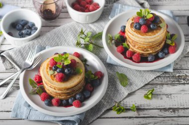 Orman meyve soslu krep