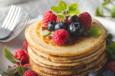 Orman meyve soslu krep