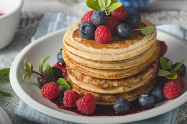 Orman meyve soslu krep