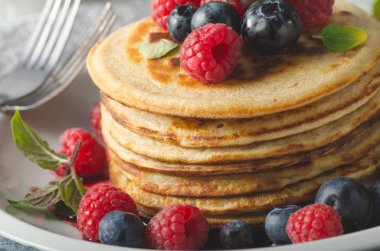 Orman meyve soslu krep