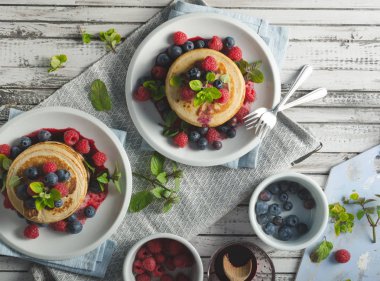 Orman meyve soslu krep