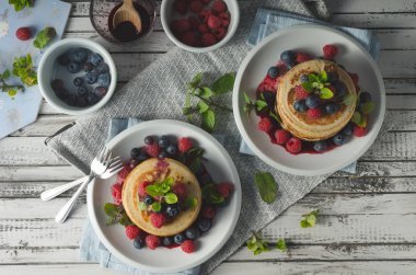 Orman meyve soslu krep