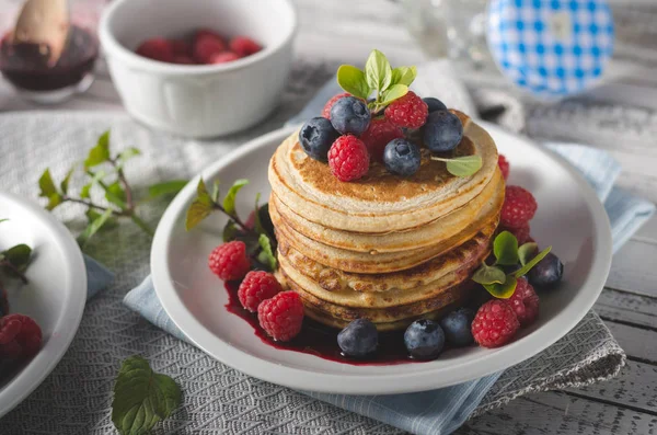 Crêpes à la sauce aux fruits de la forêt — Photo