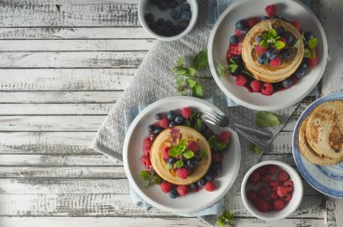 Orman meyve soslu krep