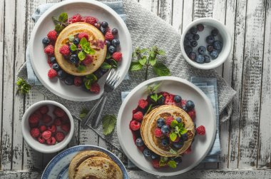 Orman meyve soslu krep