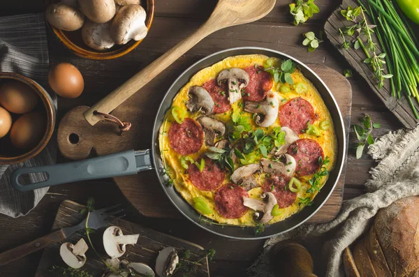 Domowe Delish omlet jajko z salami — Zdjęcie stockowe