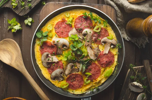 Hausgemachtes delikates Eieromelette mit Salami — Stockfoto