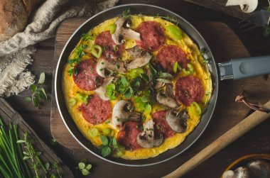 Salamlı ev yapımı yumurtalı omlet