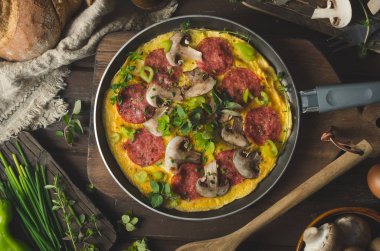 Salamlı ev yapımı yumurtalı omlet